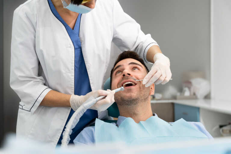 dentista fazendo restauração dental em paciente