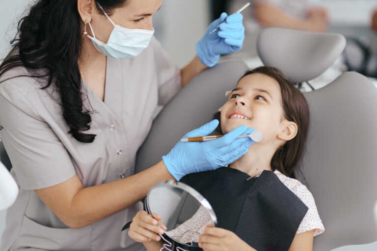 dentista atendendo criança