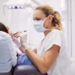 dentista de plano odontológico cuidando de paciente