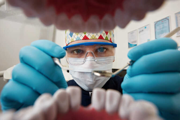 dentista cuidando de proteses dentarias