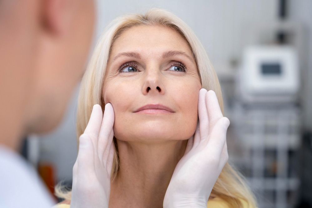 mulher fazendo harmonização orofacial