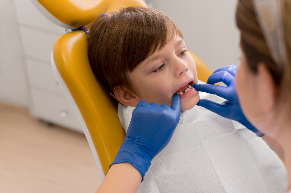 dentista cuidando de dentes de leite