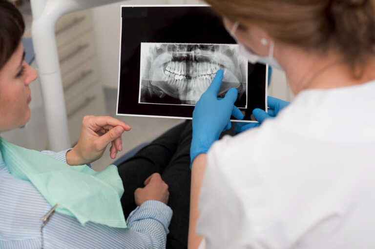 dentista conferindo radiografia dentaria