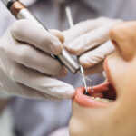 Paciente no dentista com mancha branca no dente