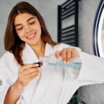 Mulher utilizando enxaguante bucal